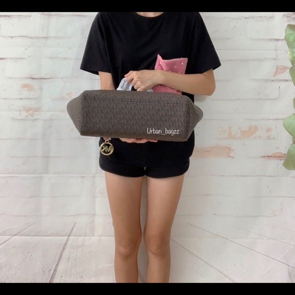 Michael Kors JST Large Chain Shoulder Tote - Picture 5 of 8